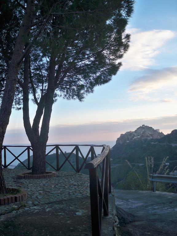 Гостевой дом Rifugio Dei Tre Pini Кастельмола Экстерьер фото